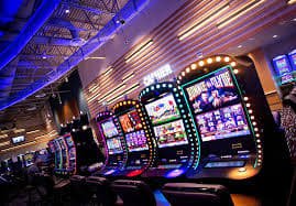 Giao diện trang chủ lo gan mn với phong cách neon đỏ ấn tượng